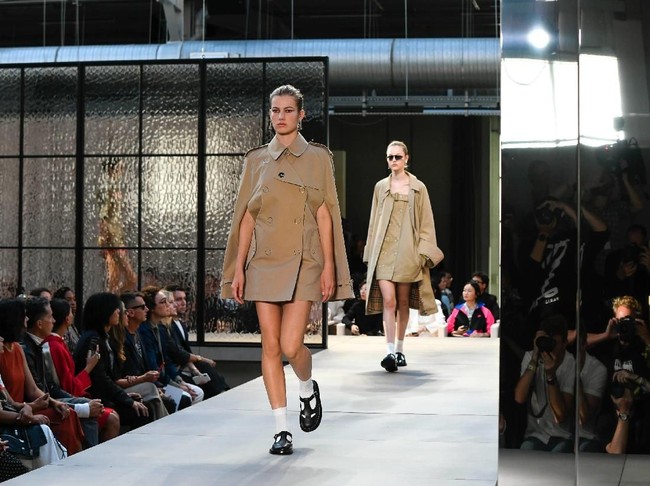 Untuk koleksi perdananya yang diberi tajuk Kingdom itu, Riccardo menggali inspirasi dari evolusi budaya yang terjadi di Inggris. Koleksi ini seperti patchwork dari pencampuran gaya hidup Inggris, kata desainer berdarah Italia ini tentang koleksi Spring 2019 tersebut seperti dikutip Vogue. Selain era Victorian dan Revolusi Industri, budaya punk juga menjadi ilhamnya. (Foto: Dok. Vogue)