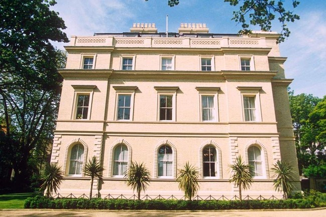 Pernah jadi orang terkaya di China sebelum disalip Jack Ma, Wang Jianlin tercatat memiliki kekayaan Rp 416,3 triliun. Pada 2015, pria 63 tahun ini membeli mansion mewah di London seharga Rp 1,5 triliun. Foto: Dok. Standard.co.uk