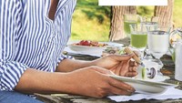 Oprah Winfrey sudah dikenal dengan gaya hidup sehatnya. Ia memperkenalkan 115 resep andalannya di buku Food, Health and Happiness. Termasuk resep burger kalkun dan pasta primavera. Foto: Flatiron Books