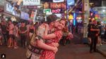 Momen Pacaran Rifky Balweel dan Istri di Thailand