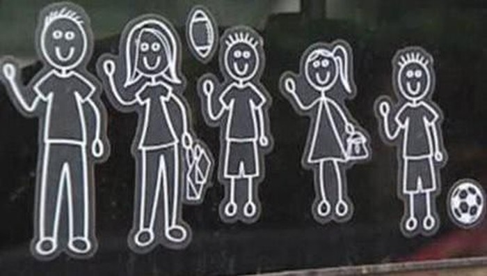 Stiker anggota keluarga di mobil
