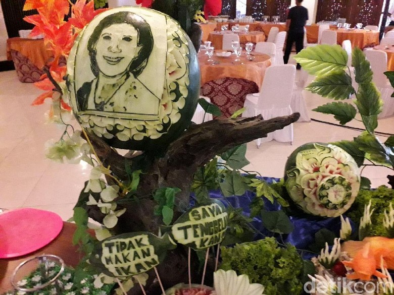 Begini Jadinya Jika Wajah Menteri Susi Diukir di Buah Semangka Begini Jadinya Jika Wajah Menteri Susi Diukir di Buah Semangka