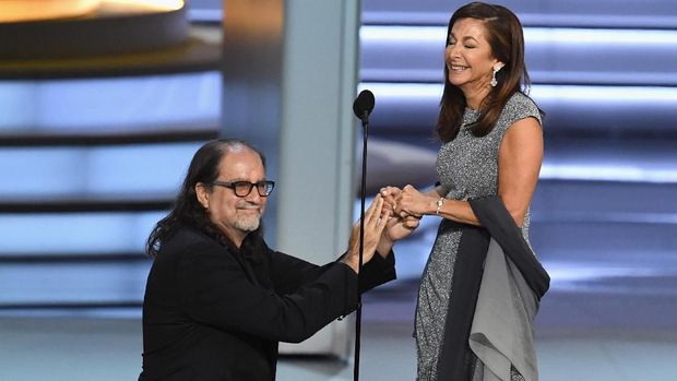 Tak Ada Kejutan, Emmy Awards Jadi Ajang Glenn Weiss Melamar Pacar