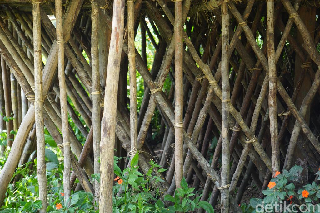 Menginap di Rumah Kaki Seribu