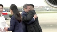 Begitu tiba di Pyongyang, Moon Jae-In langsung berpelukan hangat dengan Pemimpin Korut Kim Jong Un. Pemandangan yang indah. Foto: KBS/via REUTERS TV