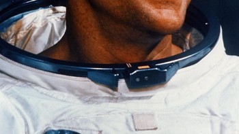 Alan Bean adalah manusia keempat yang menginjakkan kaki di Bulan lewat misi Apollo 12. Ia bertugas sebagai pilot Lunar Module. Bean juga merupakan seniman pertama yang pernah mencapai Bulan. (Foto: Wikipedia)