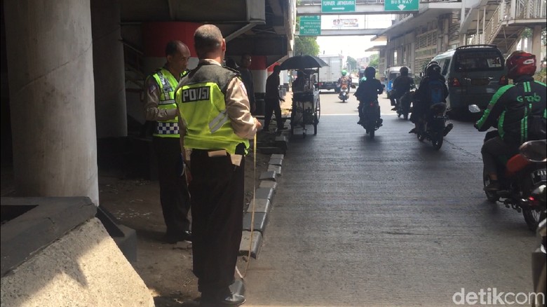 Pelat Nomor Penabrak Anggota Densus 88 di Jaktim Tak Jelas di CCTV Pelat Nomor Penabrak Anggota Densus 88 di Jaktim Tak Jelas di CCTV