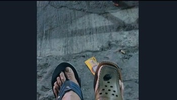 Artis zaman now suka pakai sneakers kanan kiri berbeda? Anak Bekasi udah ngelakuin duluan. (Foto: Twitter)