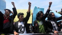 Massa berorasi di depan pagar gedung DPR, Jakarta, Selasa (18/9).