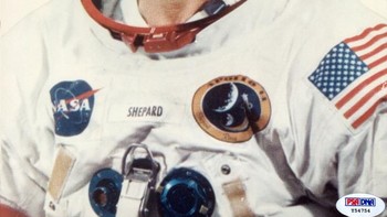 Alan Shepard merupakan komandan misi Apollo 14 yang mencapai Bulan pada Januari 1971. Ia menghabiskan waktu 9 jam dan 17 menit untuk mengelilingi Bulan di luar modul. (Foto: PSAcard)