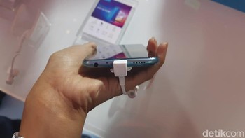 Jika dirasa kurang, ada slot mikro SD yang mencapai 256GB. (Foto: detikINET/Virgina Maulita Putri)