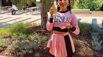 Cantiknya Constance Wu Saat Cicip Es Kelapa dan Bikin Xiao Long Bao