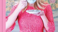 Aktris cantik Reese Witherspoon menulis buku Whiskey in a Teacup. Isinya resep-resep andalan sang nenek termasuk fried chicken. Ini semua tentang warisan Selatan saya, dari apa yang saya makan sampai bagaimana saya mendekorasi dan merayakan tradisi keluarga, kata Witherspoon. Foto: Amazon