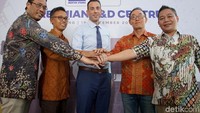 Fasilitas R&D Centre ini diresmikan oleh Jose Martos, Managing DirectorSaint-Gobain Indonesia Construction Product Sector didampingi Rofik Hartanto, Direktur R&D dan QC serta Young Jae Rho, Direktur Operasional PT Cipta Mortar Utama.
