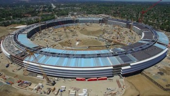 Markas Apple ketika masih dalam tahap konstruksi. Markas yang keren ini dibuat sejak tahun 2014 dan diselesaikan tahun 2017. Foto: istimewa