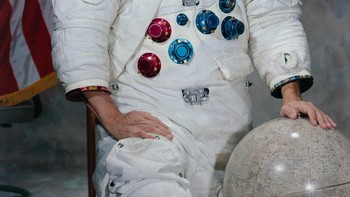 Sebagai seorang geologis, Harrison Jack Schmitt merupakan ilmuwan pertama yang terbang ke antariksa. Ia mencapai Bulan pada Desember 1972 lewat misi Apollo 17 yang merupakan misi Apollo terakhir. (Foto: Wikipedia)  