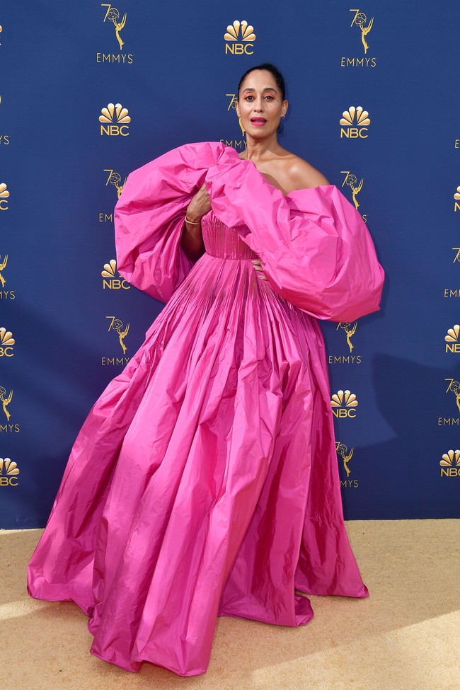 Tracee Ellis Ross tampil outstanding bergaun pink bervolume. Sayang gaun dramatis itu terlihat kusut dan membuat ia tenggelam dalam gaunnya. Foto: Getty Images