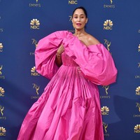Tracee Ellis Ross tampil outstanding bergaun pink bervolume. Sayang gaun dramatis itu terlihat kusut dan membuat ia tenggelam dalam gaunnya. Foto: Getty Images