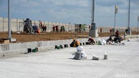Sejumlah pekerja terlihat sibuk menyelesaikan proyek di sisi apron barat. Untuk diketahui apron barat merupakan kawasan yang menggunakan lahan reklamasi seluas 8 hektare. Khusus untuk kepentingan IMF-World Bank Annual Meeting lahan yang sudah siap digunakan yakni seluas 3,57 hektare.