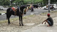 Para kusir menunggu calon penumpang di pinggir jalan di kawasan Kemayoran.