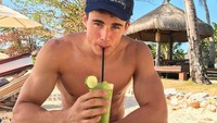  Bersantai di pantai, Pietro memilih milkshake dari sayuran zucchini yang segar dan sehat. Awas, jangan salah fokus ya! Foto: Instagram @pietroboselli