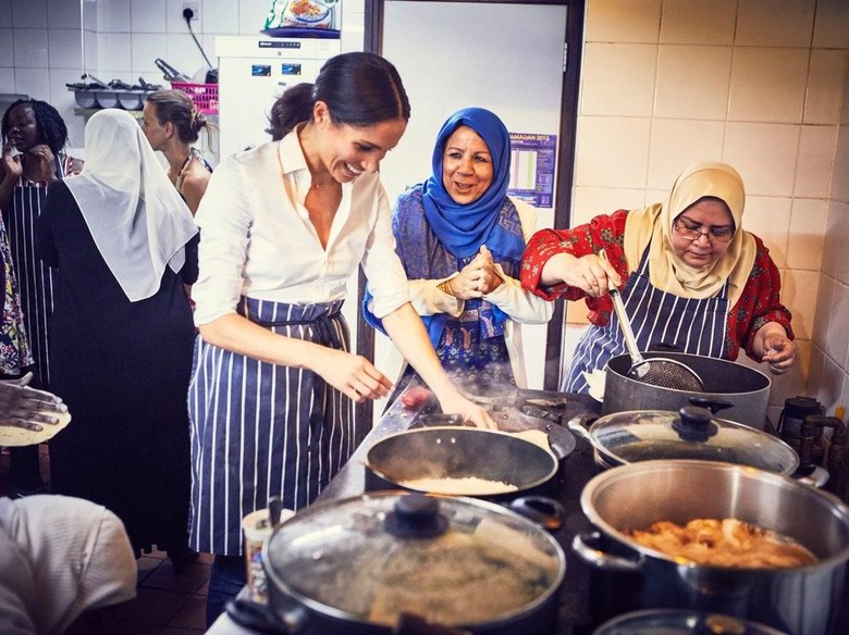 Begini Gaya Meghan Markle saat Masak di Dapur Begini Gaya Meghan Markle saat Masak di Dapur
