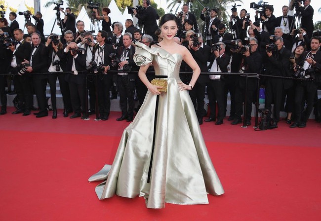 Independent dan Guardian melaporkan, Fan Bingbing menghilang sejak kasus dirinya mangkir pajak terungkap ke media. Dia bukan hanya menghilang dari media sosial, tapi juga di keseharian. Sebelum menghilang, pada Mei 2018, Fan sempat eksis di karpet merah Cannes. Menghadiri premier film Ash Is The Purest White, aktris China itu memakai busana couture karya desainer Prancis, Alexis Mabille. Foto: Getty Images