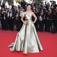 Independent dan Guardian melaporkan, Fan Bingbing menghilang sejak kasus dirinya mangkir pajak terungkap ke media. Dia bukan hanya menghilang dari media sosial, tapi juga di keseharian. Sebelum menghilang, pada Mei 2018, Fan sempat eksis di karpet merah Cannes. Menghadiri premier film Ash Is The Purest White, aktris China itu memakai busana couture karya desainer Prancis, Alexis Mabille. Foto: Getty Images