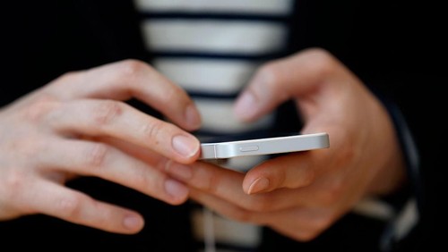TOKYO, JAPAN - MARCH 31:  A customer tries an Apple Inc. iPhone SE at the companys Omotesando store on March 31, 2016 in Tokyo, Japan. Apple Inc. launched its iPhone SE and iPad Pro 9.7 inch on March 31, 2016 in Japan. (Photo by Tomohiro Ohsumi/Getty Images)
