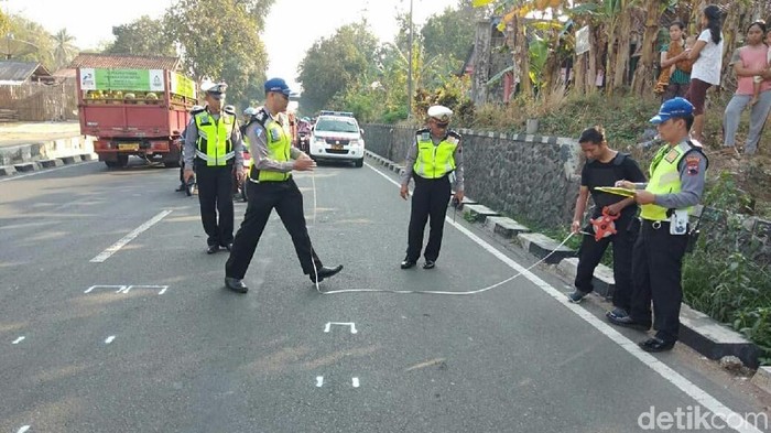 Pemotor Tewas Tergilas Truk di Purworejo