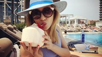 Constance sebelumya sudah dikenal lewat perannya sebagai Jessica Huang di Fresh Off the Boat. Wanita berwajah oriental ini terlihat sedang menikmati segarnya es kelapa di Barcelona. Foto: Instagram constancewu