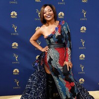 Begitu banyak detail dan motif membuat gaun Tina Lifford gagal memukau. Foto: Getty Images