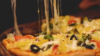 Cheese pizza memang paling enak disantap hangat-hangat. Selain teksturnya empuk, keju mozzarella masih meleleh sempurna. Jadi kejunya begini deh kalau ditarik.