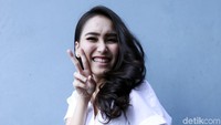 Ibu satu anak itu malah berpose dengan dua jari ke hadapan kamera. Pool/Palevi S/detikFoto.