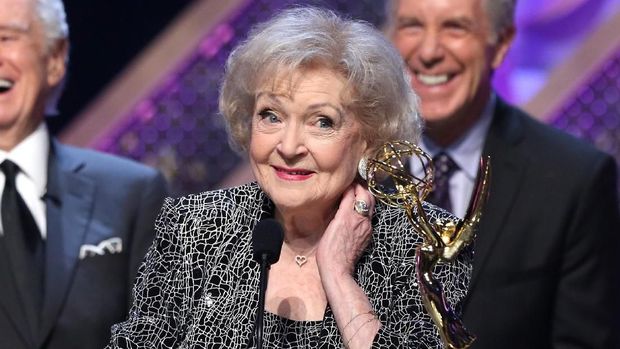 Tak Ada Kejutan, Emmy Awards Jadi Ajang Glenn Weiss Melamar Pacar