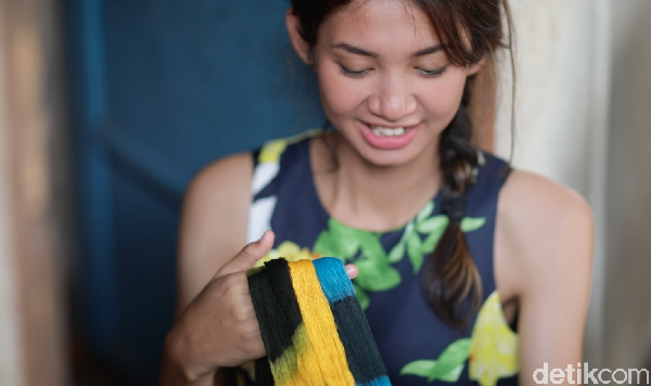 Wakatobi memiliki tenun yang bernama sarung ikat. Dulu dipakai sebagai pakaian kerajaan, kini menjadi warisan budaya dan suvenir khas (Zaky Fauzi Azhar/detikTravel)