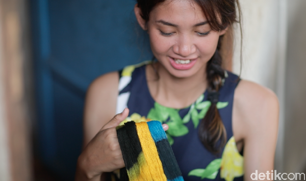 Wakatobi memiliki tenun yang bernama sarung ikat. Dulu dipakai sebagai pakaian kerajaan, kini menjadi warisan budaya dan suvenir khas (Zaky Fauzi Azhar/detikTravel) Wakatobi memiliki tenun yang bernama sarung ikat. Dulu dipakai sebagai pakaian kerajaan, kini menjadi warisan budaya dan suvenir khas (Zaky Fauzi Azhar/detikTravel)