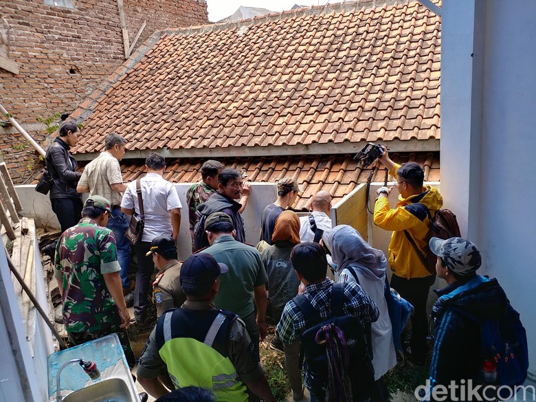 Plh Wali Kota Dadang Tinjau Rumah Pak Eko yang Terblokade 