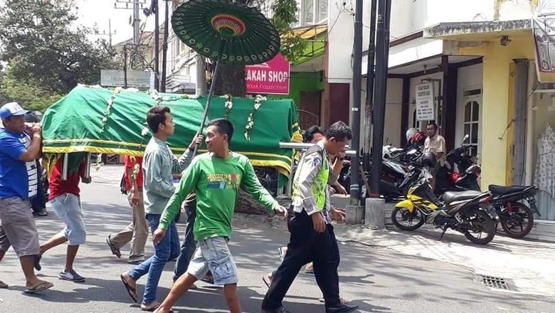 Aksinya Usung Keranda Bikin Baper, Ini Kata Polantas Eko Aksinya Usung Keranda Bikin Baper, Ini Kata Polantas Eko
