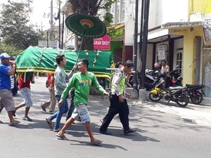 Aksinya Usung Keranda Bikin Baper, Ini Kata Polantas Eko