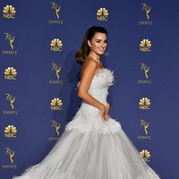 Penolope Cruz, yang berperan sebagai desainer Donatella Versace di serial The Assassination of Gianni Versace: American Crime Story, berbalut gaun strapless keabuan dengan detail bulu yang menawan. Glamor namun tidak berlebihan. (Foto: Getty Images)