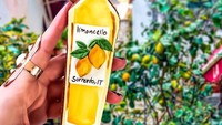 Terlihat seperti botol minuman, cookies ini dibentuk mirip seperti botol limoncello. Joy mengaku ia belajar otodidak untuk bisa membuat cookies cantik ini. Foto: instagram @inspiredtotaste