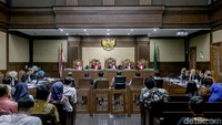 Selain Setya Novanto, jaksa KPK turut menghadirkan beberapa saksi lainnya, yaitu mantan Direktur Utama Percetakan Negara Republik Indonesia (PNRI) Isnu Edhi Wijaya dan deretan pihak swasta antara lain Chandra Erry, Melyana Jap, Foe Sew Hai, Wong Oey Philip Wijaya, Johanes Richard Tanjaya, dan Jimmy Iskandar alias Bobby.