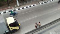 Siswa SD bertaruh nyawa menyebrang di jalan raya yang ramai kendaraan