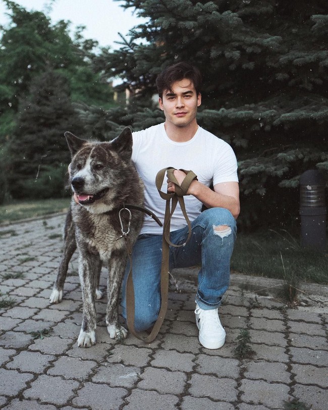 Ia memamerkan gaya hidup mewahnya di Instagram yang kini telah memiliki followers lebih dari 800 ribu. Kebanyakan followersnya datang dari kaum Hawa. Foto: Instagram