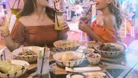 I love eating so much that i wont stop until i totally full kata Mega. Meskipun doyan banget makan, tapi badannya tetap kecil ya. Bikin iri deh. Foto: instagram mega gumelar