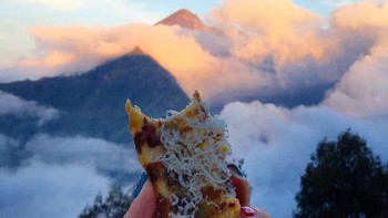 Pisang goreng di Gunung Rinjani. Foto: instagram.com/girleatworld/