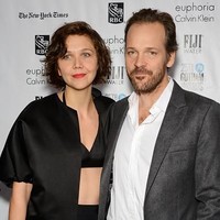 Peter Sarsgaard mungkin tidak mirip dengan adik Maggie Gyllenhaal, Jake Gyllenhaal. Namun ketika suami istri tersebut disandingkan keduanya bisa dikiri bersaudara karena punya wajah serupa. Foto: Getty Images