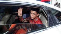 TGB melambaikan tangan dari dalam mobilnya usai menanggapi pemberitaan salah satu media nasional yang memuat dugaan dirinya menerima gratifikasi terkait divestasi saham PT Newmont Nusa Tenggara