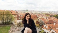 Mew juga menyempatkan diri untuk menyambangi kota cantik Praha di Republik Ceko. (mewnittha/Instagram)